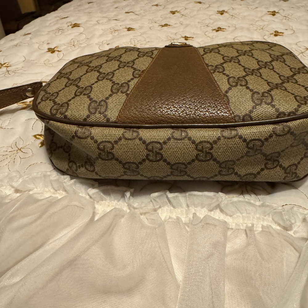 Gucci medium wristlet in beautiful vintage condition.
Offer accepted.